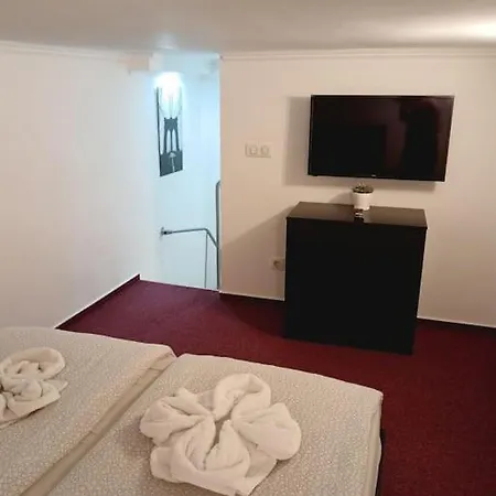 Voeroesmarty Street Apartmán